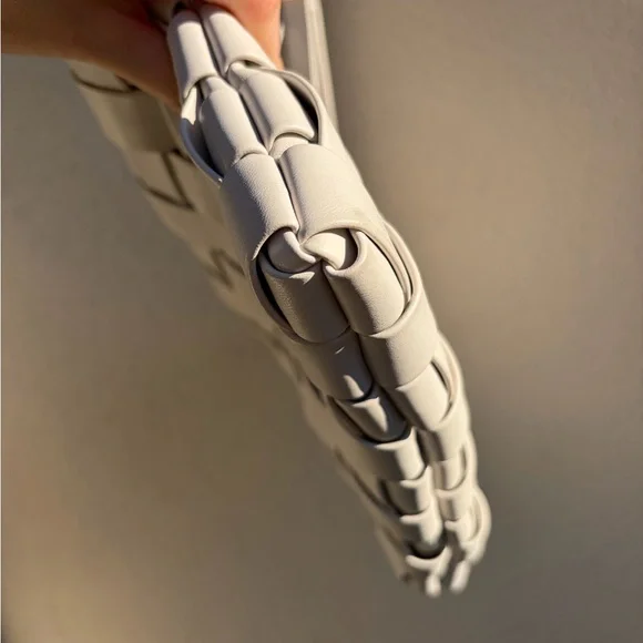 Elegant White Woven Shoulder Bag - Picture 10 of 16